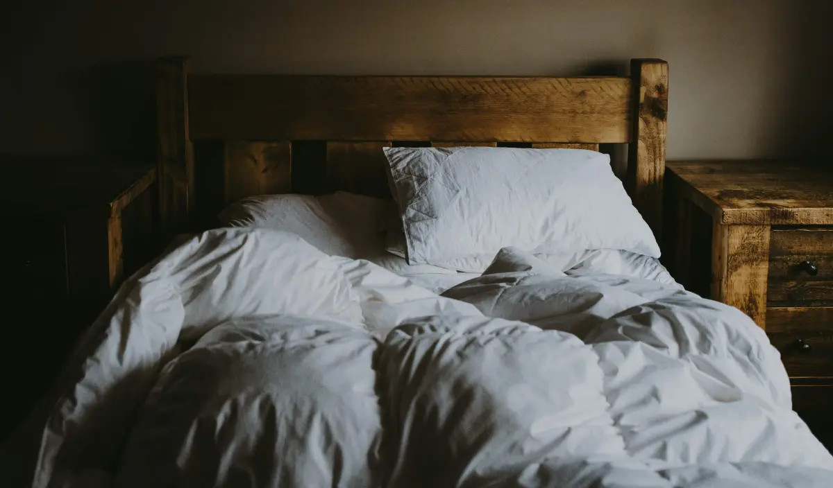 Schlafzimmer Feng-Shui: Harmonie durch Massivholzbetten