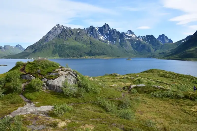 Die Lofoten: Wanderwege mit Blick auf Fjorde und Berggipfel