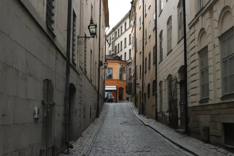 Kopfsteinpflaster und Hausfassaden in Stockholms Altstadt Gamla Stan