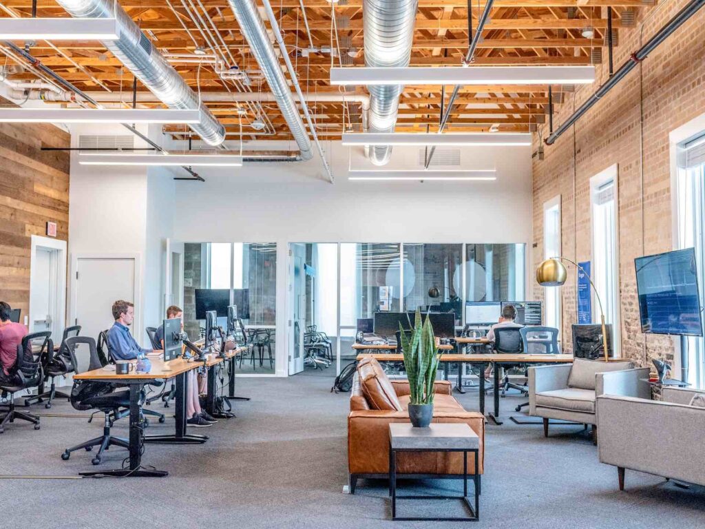 Büro-Survival: 10 Tricks zur Überlebenskunst im Großraumbüro