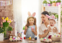 Eine Familie bereitet sich auf das Osterfest vor. (choreograph / Depositphotos)