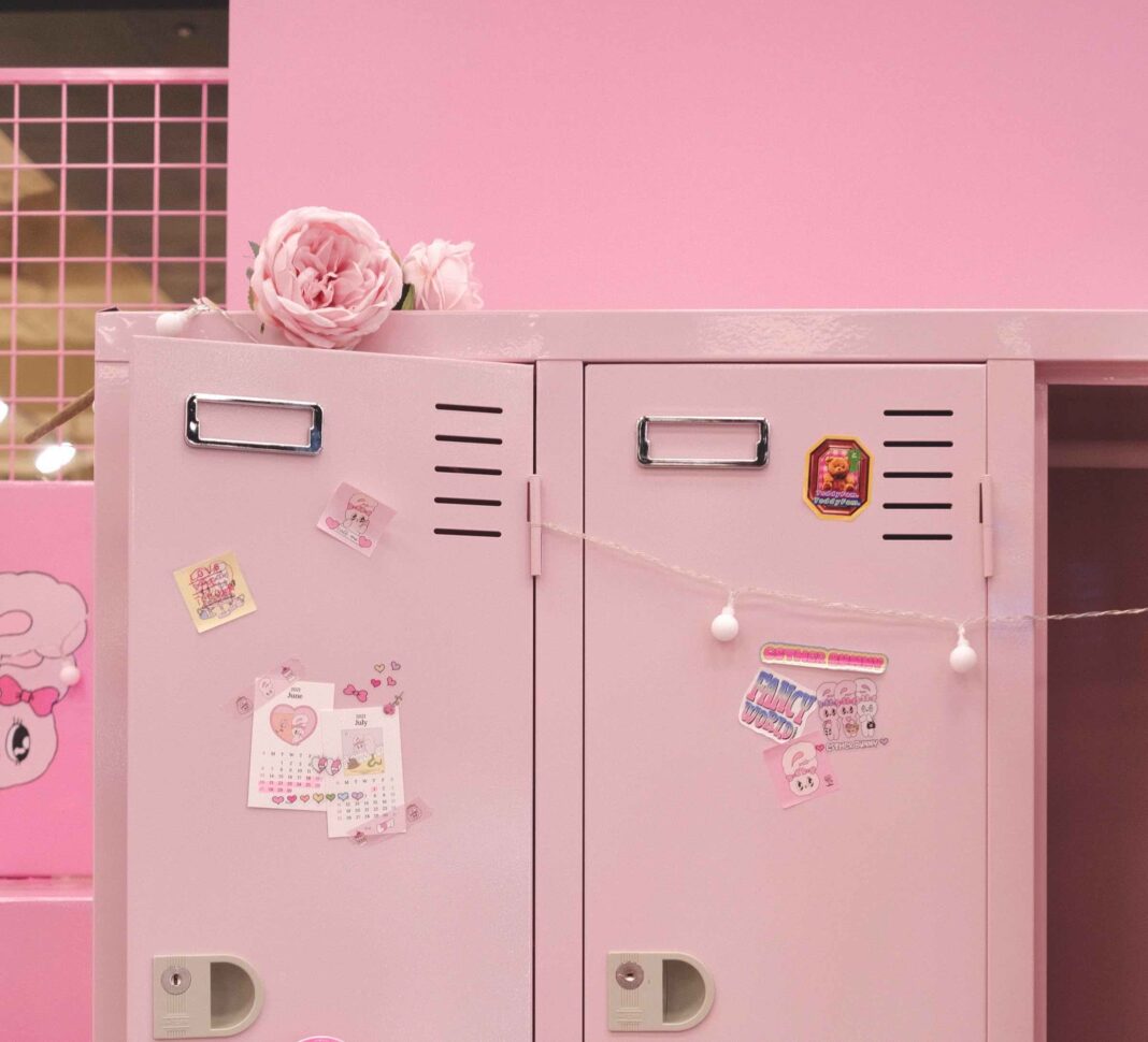 Pinke Spinde in einer Wohnung